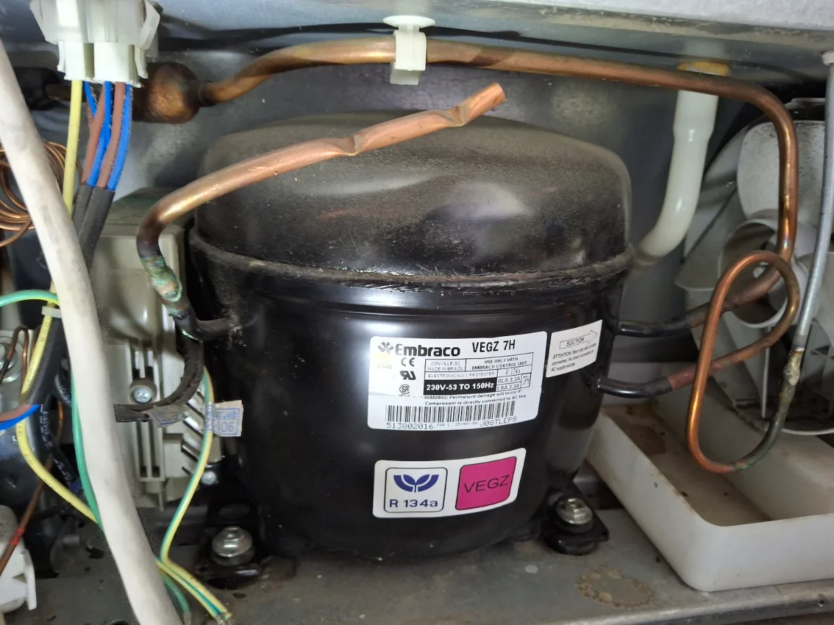 Compressor in the machine compartment of a Bosch refrigerator