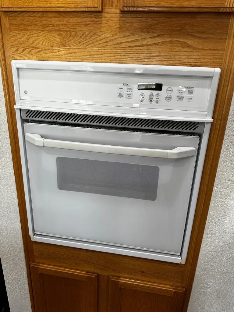 White GE wall oven with an F7 keypad error