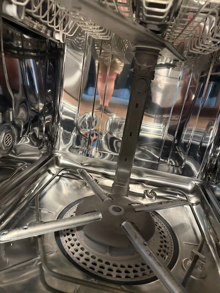 Stainless tub, lower spray arm and filter of a KitchenAid dishwasher