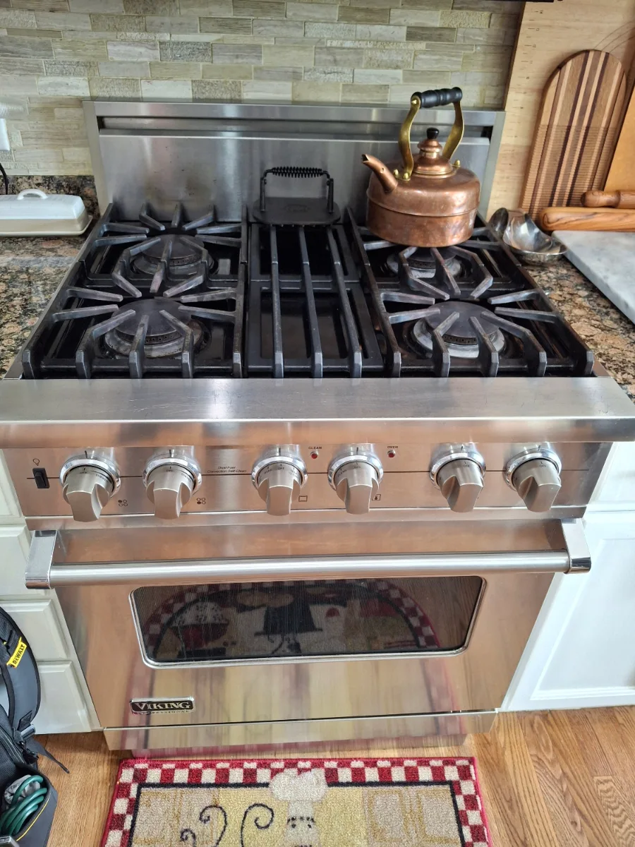 Viking gas range whose oven door glass pack needed replacing