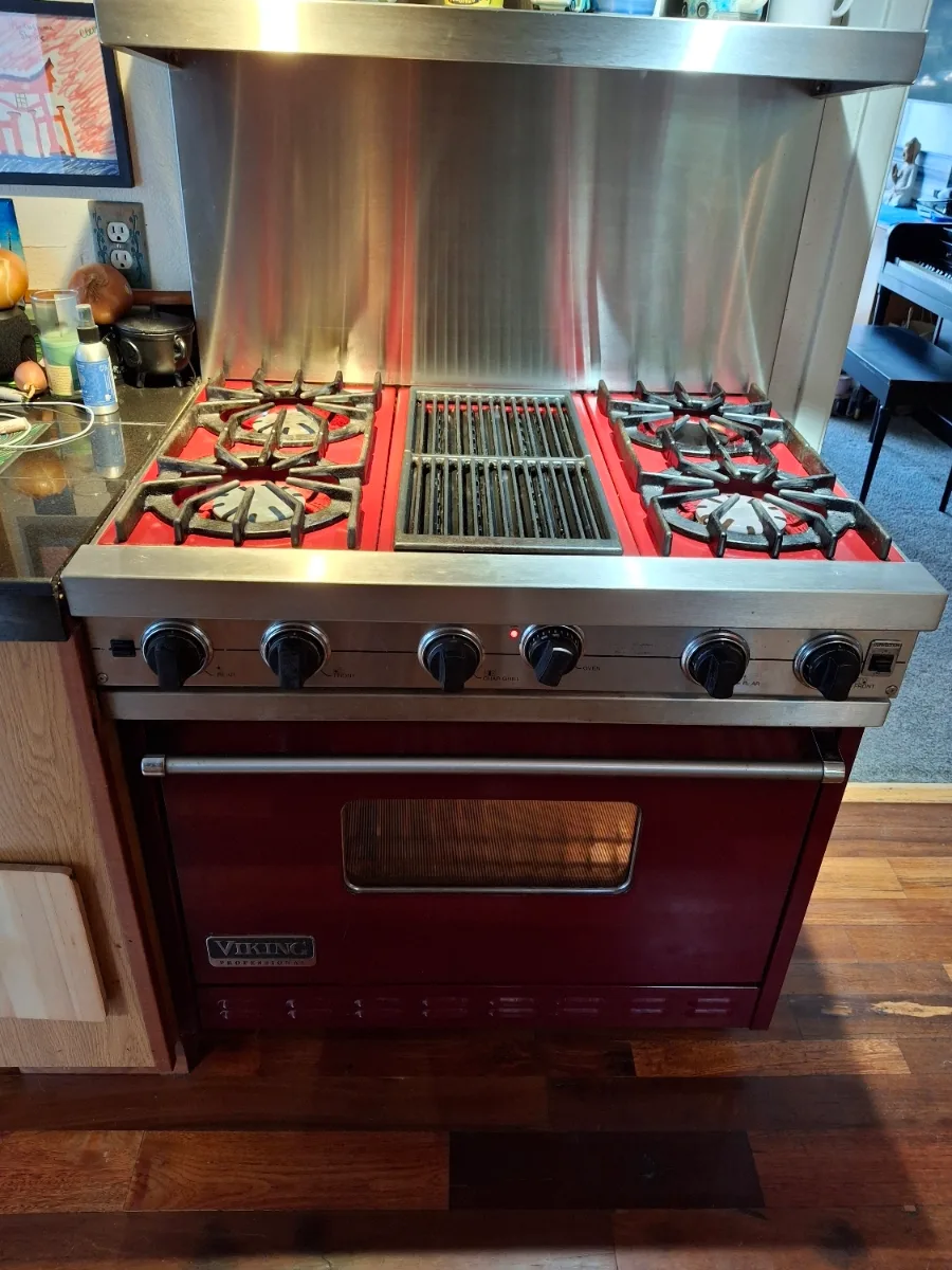 Viking professional gas range with red knobs and a grill in a Denver-area kitchen